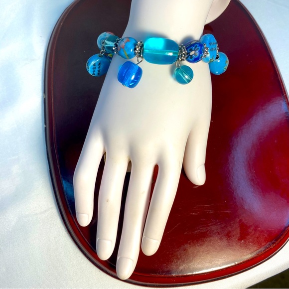 Beaded bracelet designed with turquoise stones and unique glass & worked clay. - Picture 8 of 12